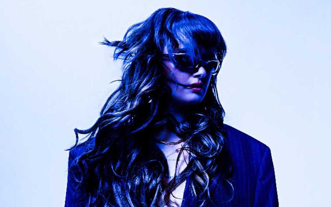 Carolina Deslandes lança álbum ousado e emocional “Chorar no Club”