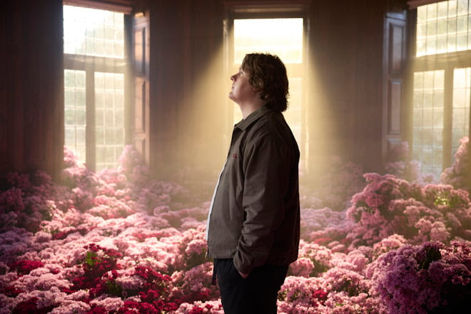 Lewis Capaldi regressa após dois anos de silêncio com canção sobre superação