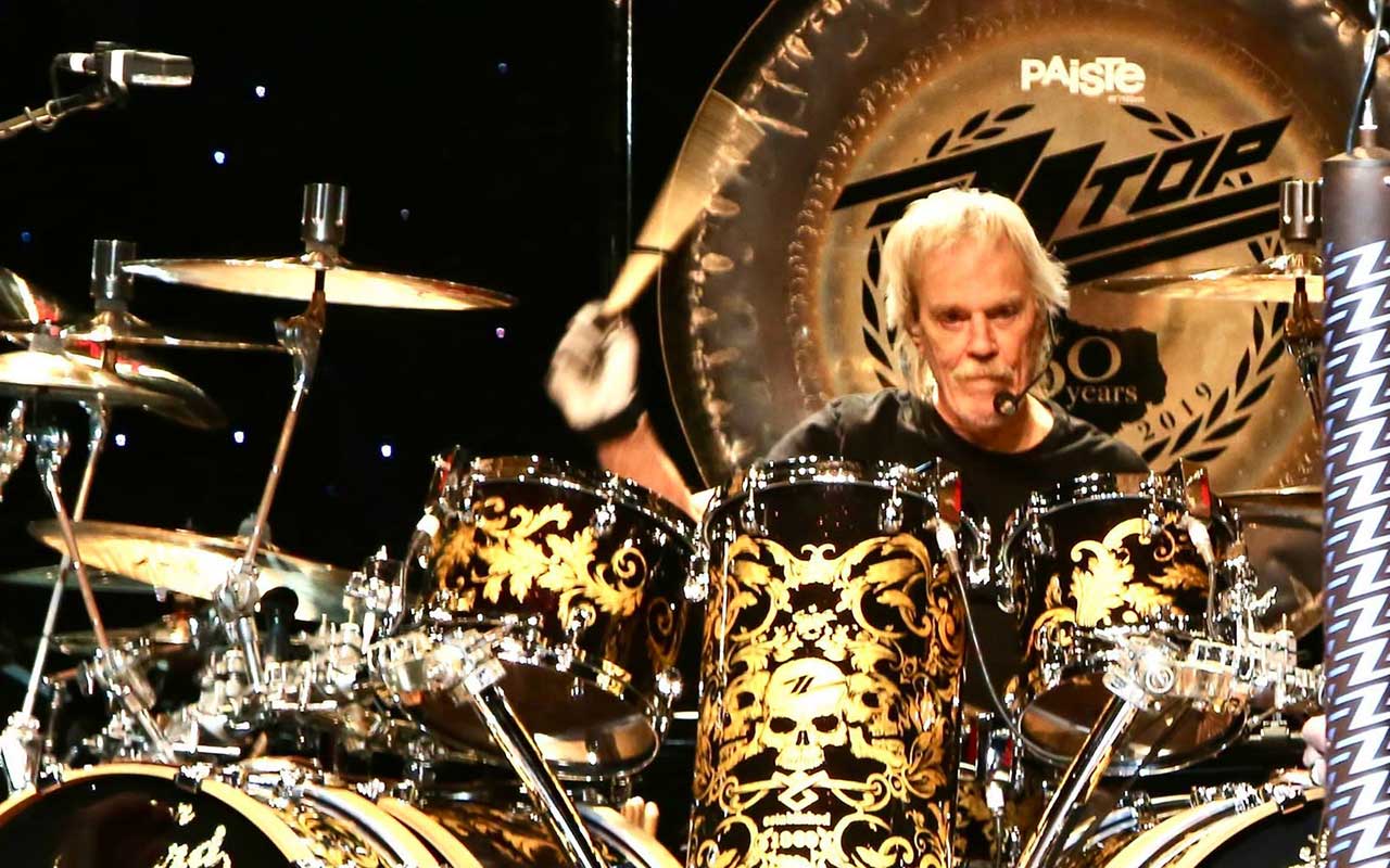 Morreu Frank Beard, baterista dos ZZ Top, aos 77 anos