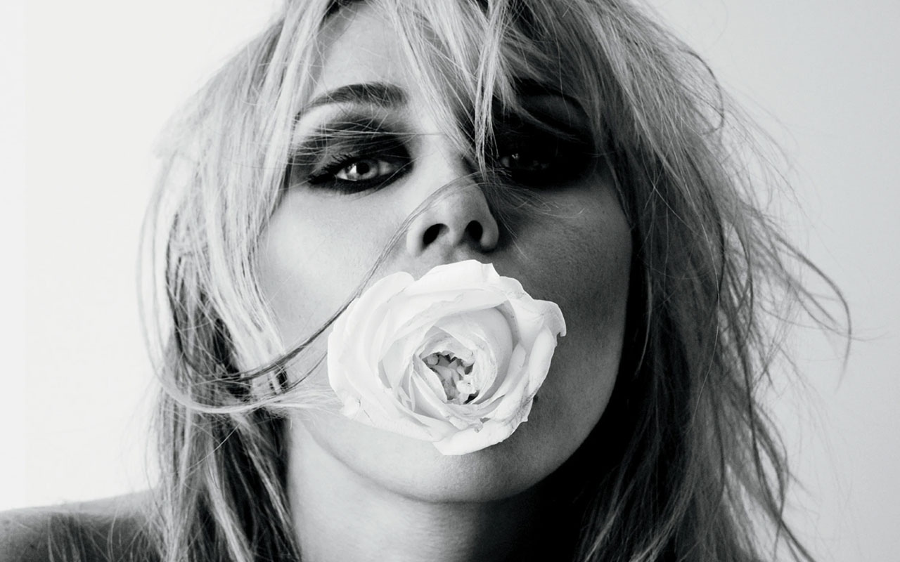 Miley lança “Bass Persuades”, o décimo álbum da carreira